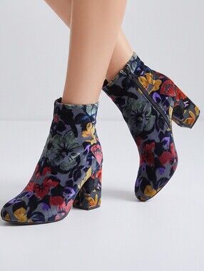 Cloudwalkers By Avenue Multi-Color Floral Velvet Ankle Boots Size 8.5